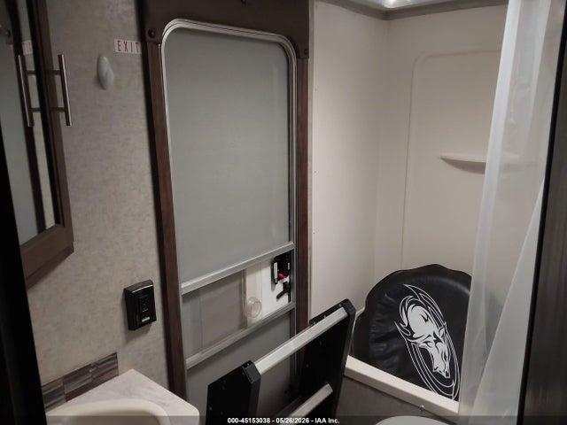 45153038 :رقم المزاد ، 4X4TCKB29KK053229 vin ، 2019 Cherokee Other مزاد بيع