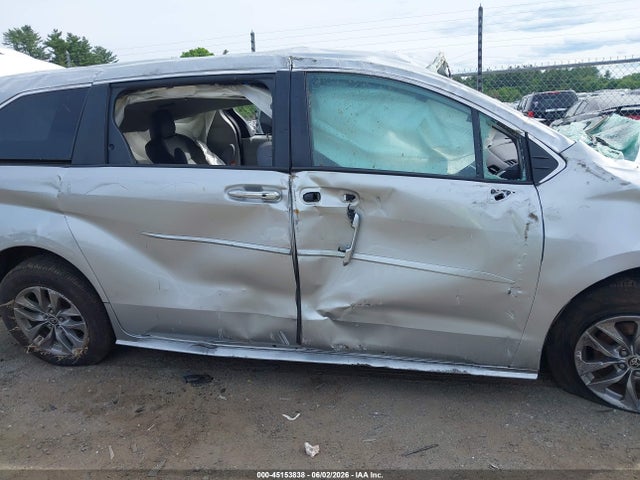 5TDYSKFCXNS065145 Toyota SIENNA XLE