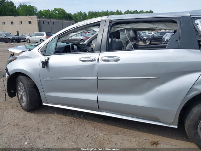 5TDYSKFCXNS065145 Toyota SIENNA XLE