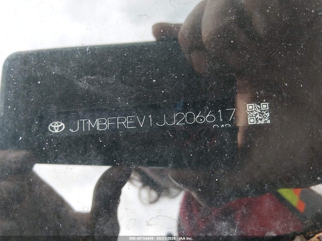 JTMBFREV1JJ206617 Toyota RAV4 LE