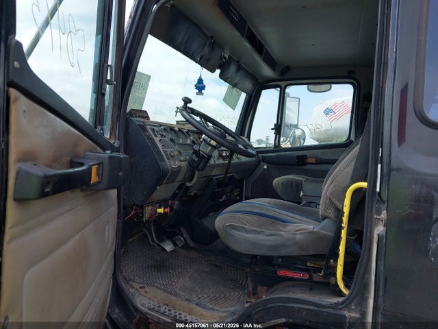 45157061 :رقم المزاد ، 1FV3GFBC0YHG33461 vin ، 2000 Freightliner Medium Conventional Fl60 مزاد بيع