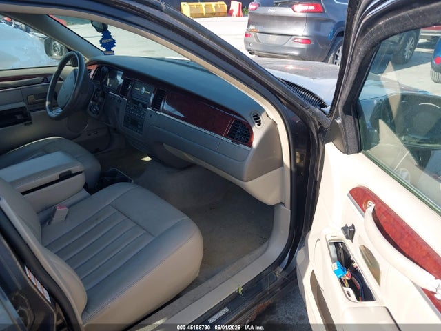 2005 Lincoln Town Car Signature მანქანა იყიდება აუქციონზე, vin: 1LNHM81WX5Y606452, აუქციონის ნომერი: 45158790