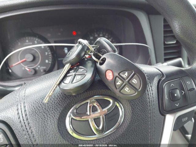 2015 Toyota Sienna Le 8 Passenger მანქანა იყიდება აუქციონზე, vin: 5TDKK3DC7FS682261, აუქციონის ნომერი: 45160581