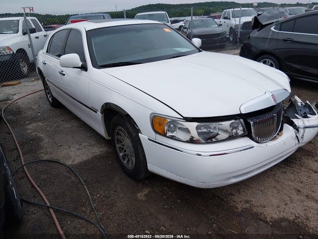 2002 Lincoln Town Car Signature მანქანა იყიდება აუქციონზე, vin: 1LNHM82W62Y657392, აუქციონის ნომერი: 45162952