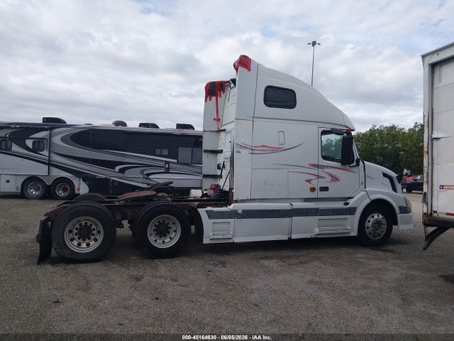 45164630 :رقم المزاد ، 4V4NC9GH56N419166 vin ، 2006 Volvo Vn Vnl مزاد بيع