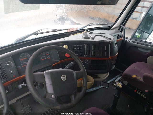 45164630 :رقم المزاد ، 4V4NC9GH56N419166 vin ، 2006 Volvo Vn Vnl مزاد بيع