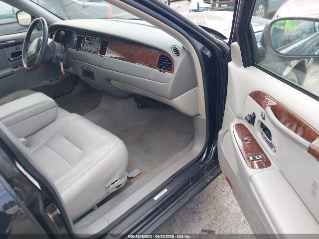 Продаж на аукціоні авто 2001 Lincoln Town Car Signature, vin: 1LNHM82W61Y732736, номер лоту: 45164923