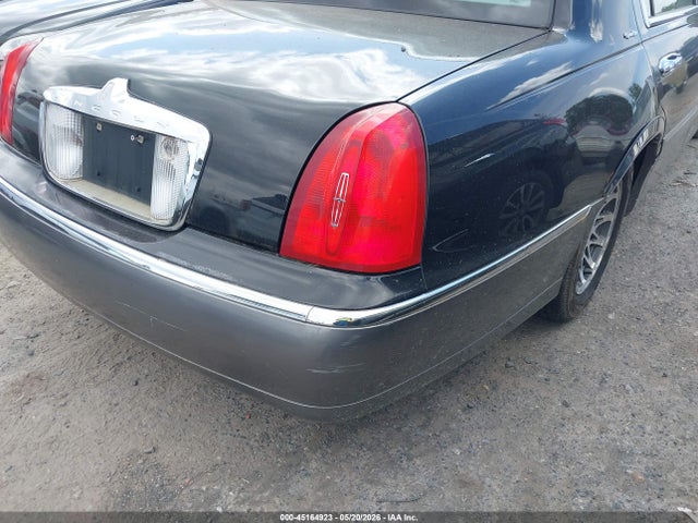 Продаж на аукціоні авто 2001 Lincoln Town Car Signature, vin: 1LNHM82W61Y732736, номер лоту: 45164923