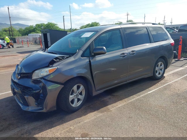 Toyota SIENNA LE 2018 5TDKZ3DC4JS901875 Image 2
