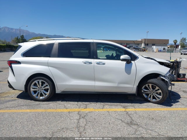 Toyota Sienna Platinum 2024 5TDERKEC3RS209317 Image 13