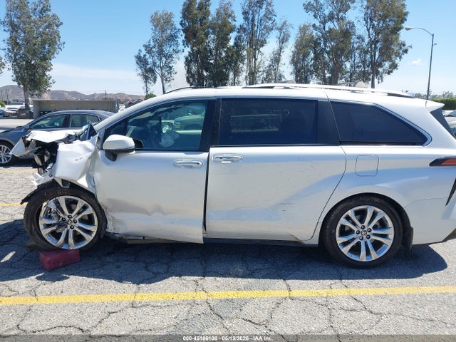 Toyota Sienna Platinum 2024 5TDERKEC3RS209317 Image 19