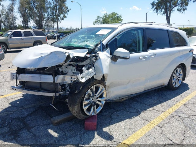 Toyota Sienna Platinum 2024 5TDERKEC3RS209317 Image 2