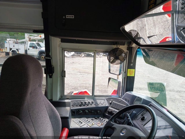 45168850 :رقم المزاد ، 1BAKGCEA8KF354396 vin ، 2019 Blue Bird School Bus / Transit Bus مزاد بيع