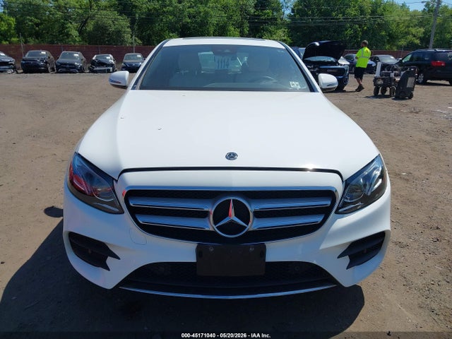 2018 Mercedes-benz E 300 4matic მანქანა იყიდება აუქციონზე, vin: WDDZF4KB3JA317901, აუქციონის ნომერი: 45171040