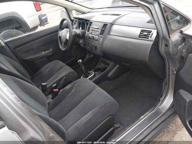45171320 :رقم المزاد ، 3N1BC1CP2AL389147 vin ، 2010 Nissan Versa 1.8s مزاد بيع