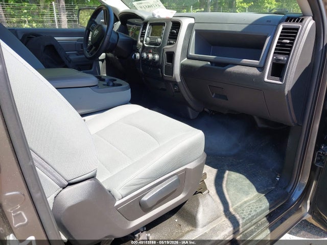 45173788 :رقم المزاد ، 3C6JR6DG0HG680985 vin ، 2017 Ram 1500 Tradesman  4x2 8' Box مزاد بيع