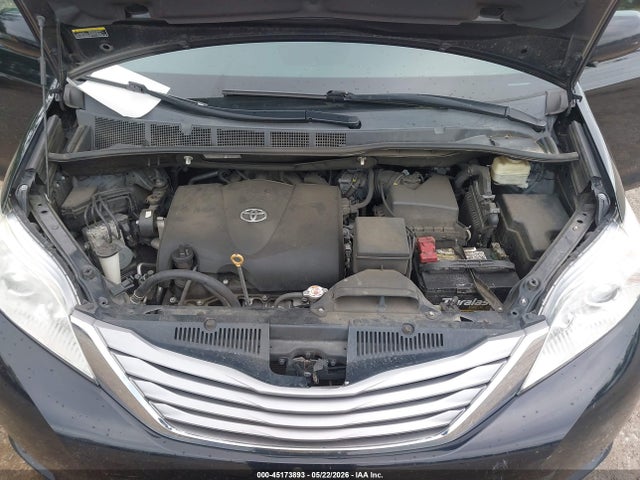 5TDYZ3DC3HS835646 Toyota Sienna Xle 8 Passenger