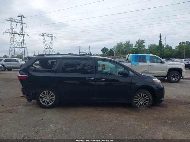 5TDYZ3DC3HS835646 Toyota Sienna Xle 8 Passenger