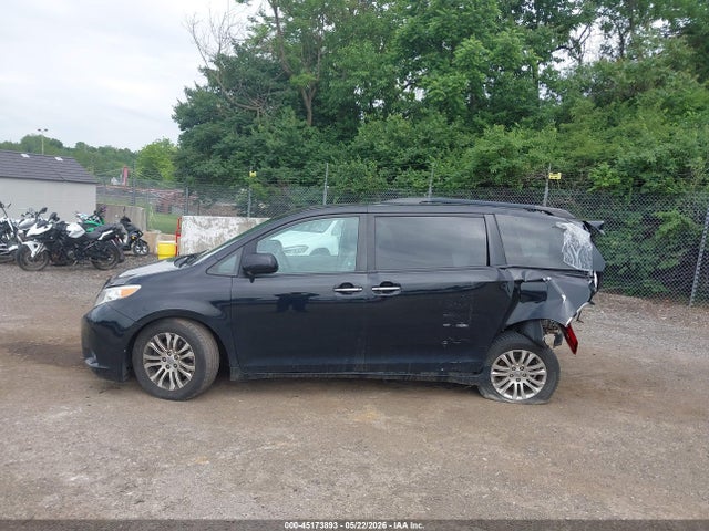 5TDYZ3DC3HS835646 Toyota Sienna Xle 8 Passenger