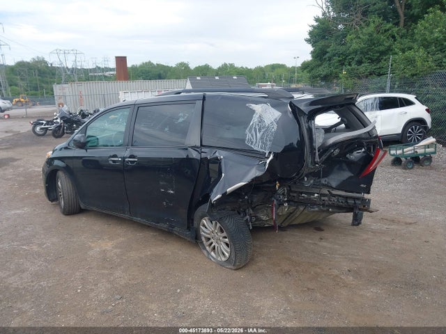 5TDYZ3DC3HS835646 Toyota Sienna Xle 8 Passenger