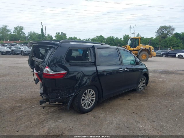 5TDYZ3DC3HS835646 Toyota Sienna Xle 8 Passenger