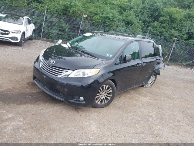 5TDYZ3DC3HS835646 Toyota Sienna Xle 8 Passenger