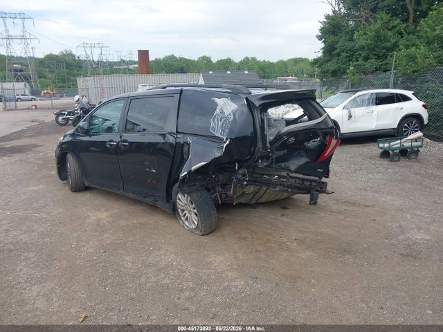 5TDYZ3DC3HS835646 Toyota Sienna Xle 8 Passenger