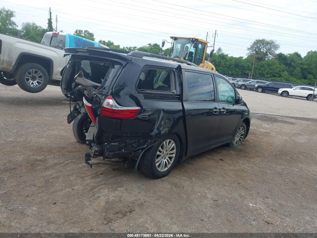 5TDYZ3DC3HS835646 Toyota Sienna Xle 8 Passenger