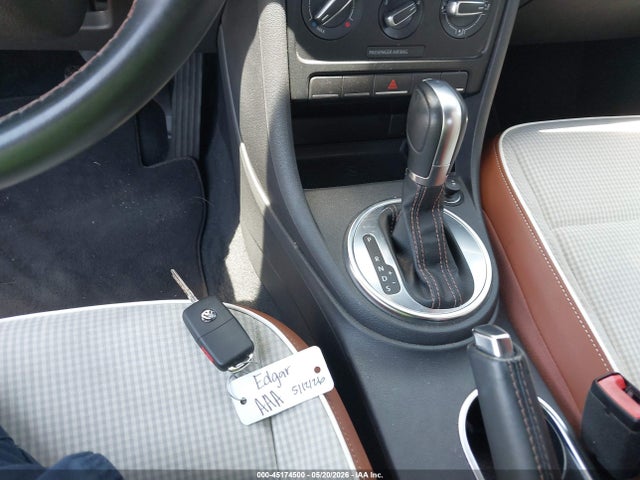 2015 Volkswagen Beetle 1.8t Classic მანქანა იყიდება აუქციონზე, vin: 3VWF17ATXFM653432, აუქციონის ნომერი: 45174500