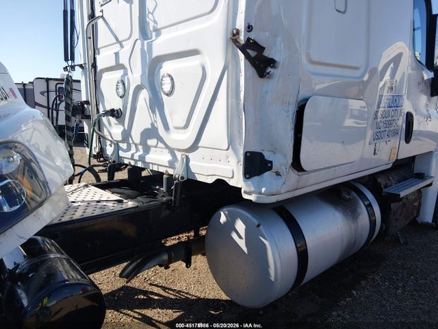 45175986 :رقم المزاد ، 3AKJGLDVXLDLG7561 vin ، 2020 Freightliner Cascadia 125 مزاد بيع
