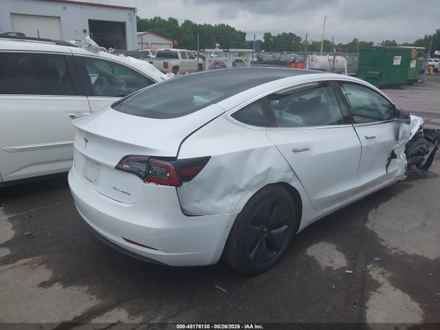 45176130 :رقم المزاد ، 5YJ3E1EB1JF067076 vin ، 2018 Tesla Model 3 Long Range/performance مزاد بيع