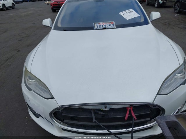 45176619 :رقم المزاد ، 5YJSA1DP9DFP13053 vin ، 2013 Tesla Model S Performance مزاد بيع