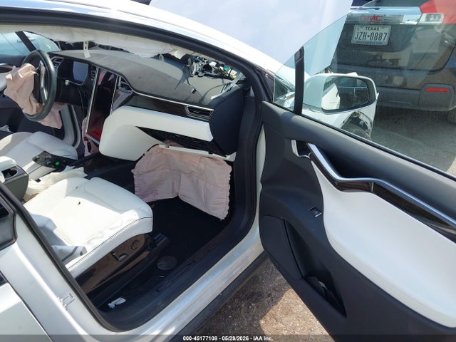 Tesla Model X 60d/70d/75d/90d 2016 5YJXCAE27GF003060 Image 8