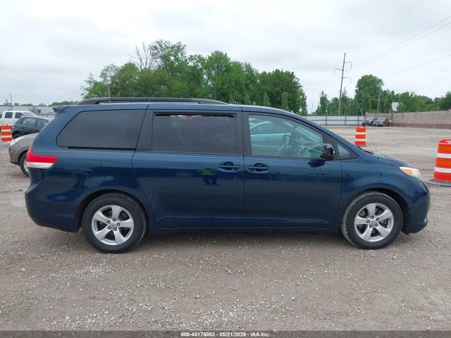 45178053 :رقم المزاد ، 5TDKK3DCXBS095028 vin ، 2011 Toyota Sienna Le V6 مزاد بيع