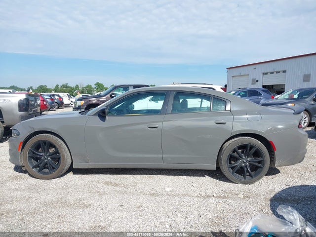 2C3CDXBGXJH151031 Dodge Charger Sxt Rwd