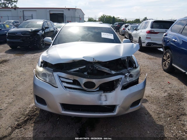 45178470 :رقم المزاد ، 4T4BF3EK7AR011429 vin ، 2010 Toyota Camry Le مزاد بيع