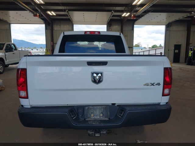 3C6RR7KG1LG242450 RAM 1500 Classic Tradesman 4x4 5&#039;7 Box