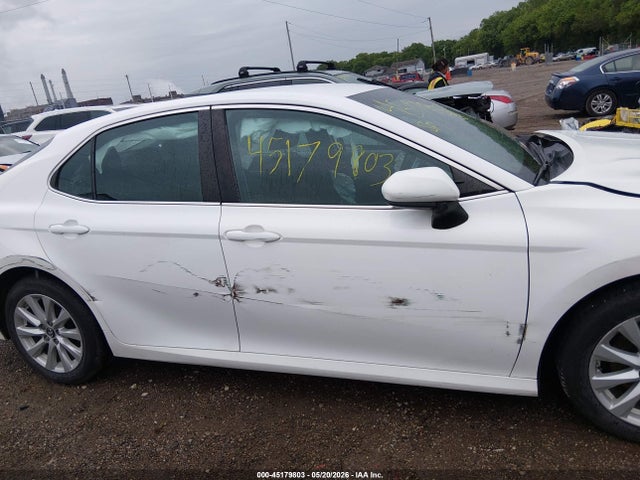 45179803 :رقم المزاد ، 4T1B11HK4JU064128 vin ، 2018 Toyota Camry Le مزاد بيع