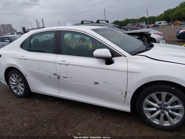 45179803 :رقم المزاد ، 4T1B11HK4JU064128 vin ، 2018 Toyota Camry Le مزاد بيع