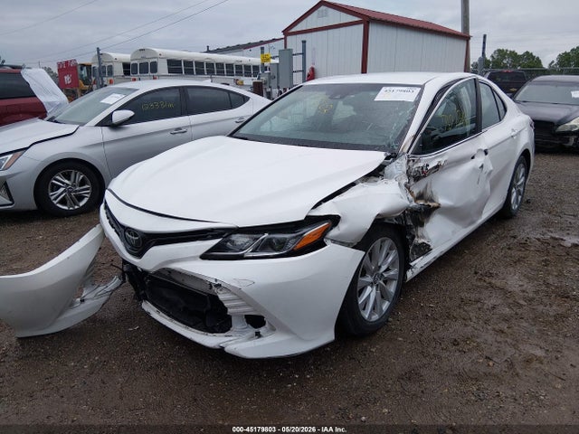 45179803 :رقم المزاد ، 4T1B11HK4JU064128 vin ، 2018 Toyota Camry Le مزاد بيع