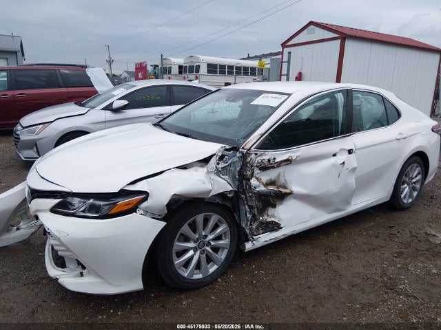 45179803 :رقم المزاد ، 4T1B11HK4JU064128 vin ، 2018 Toyota Camry Le مزاد بيع