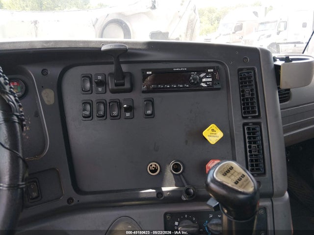 45180623 :رقم المزاد ، 1FUJC5DV0BDAY3810 vin ، 2011 Freightliner M2 112 Medium Duty مزاد بيع
