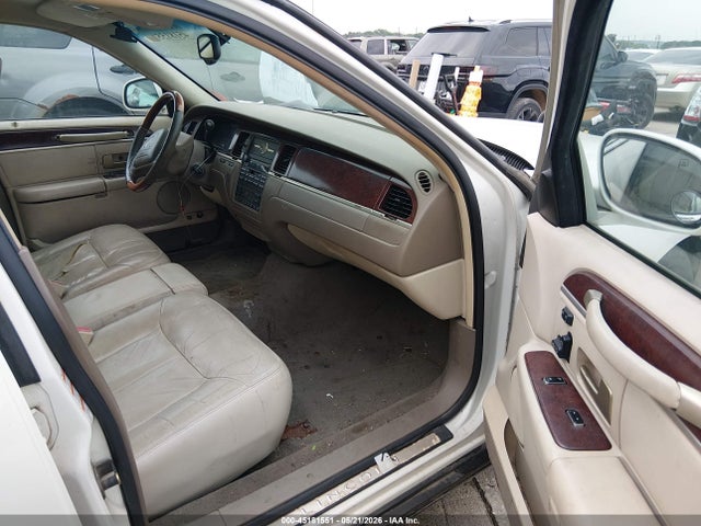 45181551 :رقم المزاد ، 1LNHM83W14Y641411 vin ، 2004 Lincoln Town Car Ultimate مزاد بيع