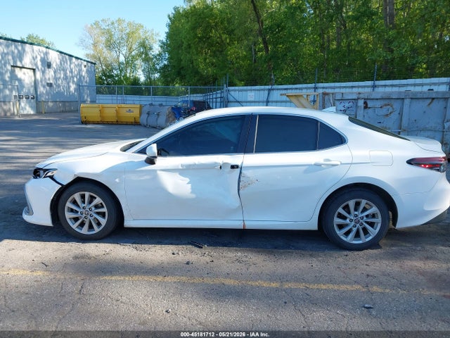 45181712 :رقم المزاد ، 4T1C11AK7MU515037 vin ، 2021 Toyota Camry Le مزاد بيع