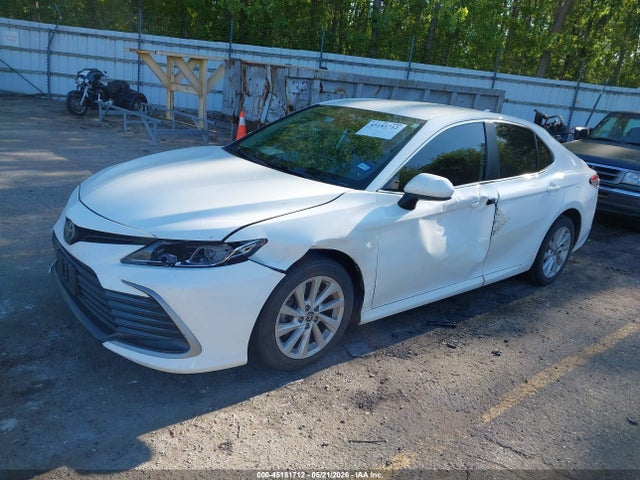 45181712 :رقم المزاد ، 4T1C11AK7MU515037 vin ، 2021 Toyota Camry Le مزاد بيع