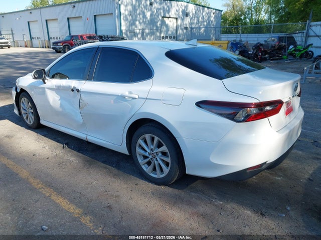 45181712 :رقم المزاد ، 4T1C11AK7MU515037 vin ، 2021 Toyota Camry Le مزاد بيع
