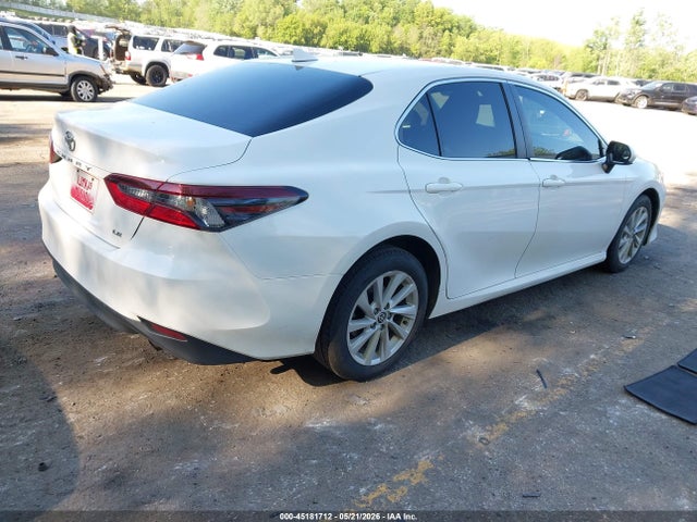 45181712 :رقم المزاد ، 4T1C11AK7MU515037 vin ، 2021 Toyota Camry Le مزاد بيع
