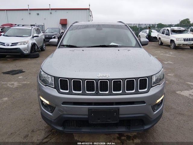 3C4NJCBB9JT108625 Jeep Compass Latitude Fwd