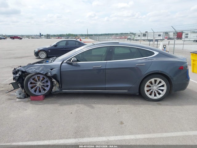 45182354 :رقم المزاد ، 5YJSA1E26JF284825 vin ، 2018 Tesla Model S 100d/75d/p100d مزاد بيع