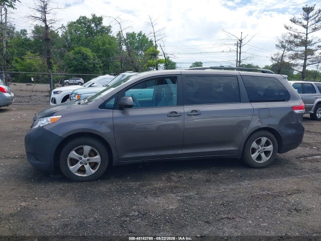 45182760 :رقم المزاد ، 5TDKK3DC8DS344381 vin ، 2013 Toyota Sienna Le V6 8 Passenger مزاد بيع